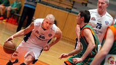 Václav Honomichl (vlevo) vyu�ívá clony svého plze�ského spoluhrá�e Jaroslava