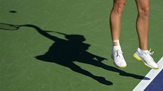 JENOM STÍN. Caroline Wozniacká podává bhem turnaje v Indian Wells.