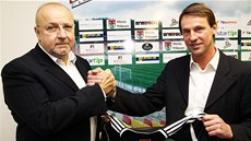 Franti�ek Straka (vpravo) na tiskové konferenci p�i nástupu do fotbalové