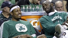 POHODLÍKO. Hvzdní bostontí basketbalisté Paul Pierce (vlevo) a Kevin Garnett