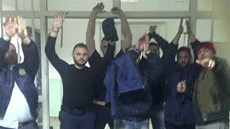 Albánský zločinec Alket Rizaj (na snímku vpravo) drží v řecké věznici několik