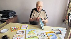 Výtvarník a filma� Jaroslav Cita z Náchoda se svými kní�kami (2011).