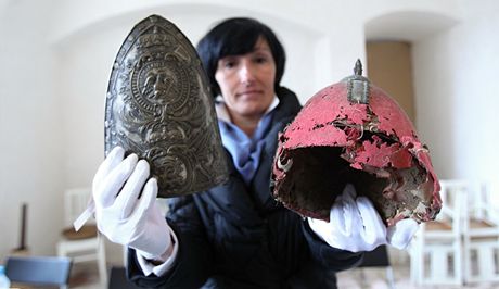 Kastelánka zámku v Lysicích Martina Medková Rudolfová ukazuje helmici, která se