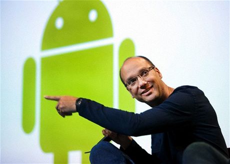 Andy Rubin a v pozadí logo operaního systému, který nyní ovládá mobilní svt