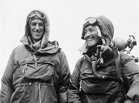 Edmund Hillary a Tenzing Norgay na snímku poízeném v ervnu 1953, zhruba msíc