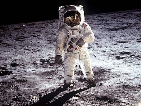 Astronaut Edwin E. Aldrin na povrchu Msíce bhem mise Apollo 11 (21. ervence...