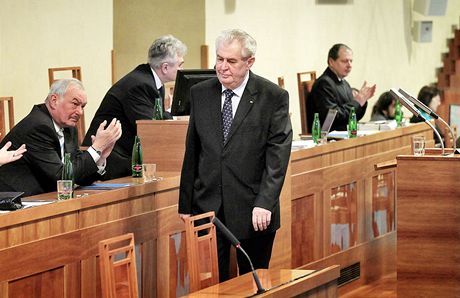 Kandidáti prezidenta Miloe Zemana na ústavní soudce dostali podporu v senátních výborech a mají blízko ke zvolení. Podpoit je za týden zejm dorazí i Zeman osobn. Bude to ji jeho druhá cesta do Senátu.