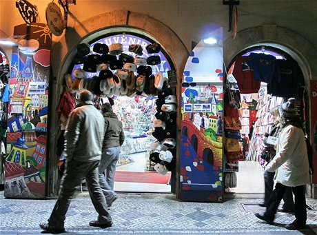 Obchodníci v centru Prahy se pedhánjí, ím zaujmou. Nkteí asto sáhnou po hlasité hudb. (Ilustraní snímek)