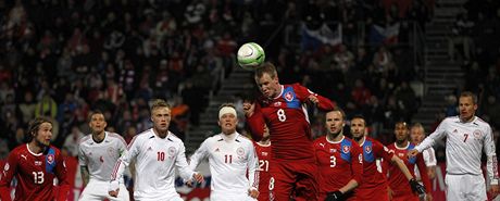 eský obránce David Limberský hlavikuje v kvalifikaním utkání proti Dánsku.