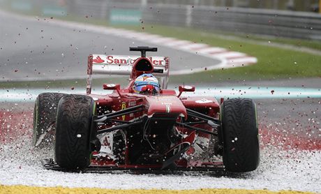 Fernando Alonso opout pi Velk cen Malajsie tra v Sepangu bez rozbitho