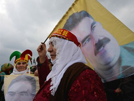 Kurdtí demonstranté s portrétem vznného vdce PKK Abdullaha Öcalana na...