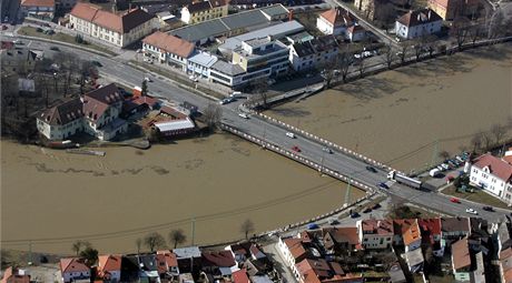 V Uherskm Hraditi asto rozhoduj o vylit eky Moravy centimetry. Snmek je...