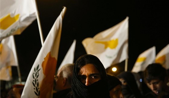 Protest ped kyperským parlamentem (22. bezna 2013)