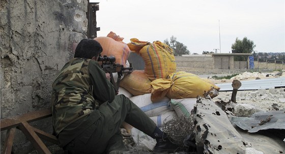 Bojovník Syrské osvobozenecké armády v Aleppu (25. bezna 2013)