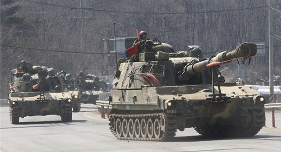 Spolené cviení jihokorejské a americké armády nedaleko demilitarizované zóny...