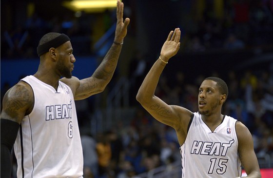 Mario Chalmers (vpravo) a LeBron James z Miami.