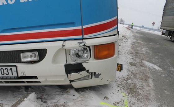 Na Blanensku havaroval autobus. idi za jízdy zkolaboval a na míst zemel.