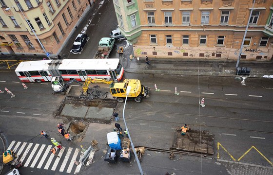 Havárie na kanalizaci uzavela Merhautovu ulici v Brn