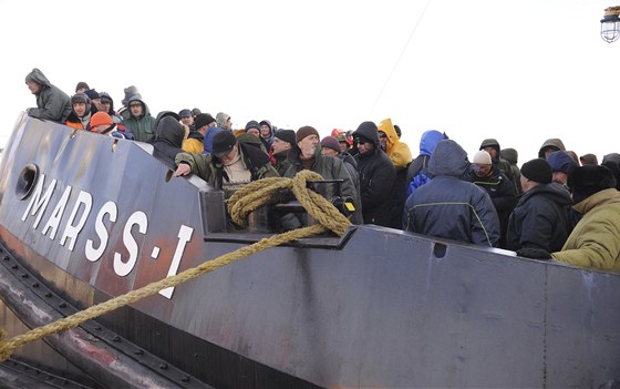 Záchrana lidí z ledové kry v Riském zálivu (29. bezna 2013).