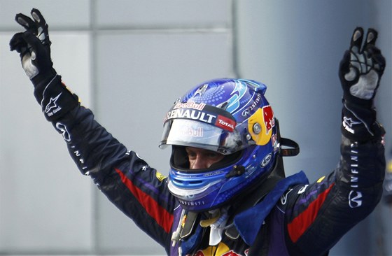VÍTZ. Sebastian Vettel se raduje po svém triumfu ve Velké cen Malajsie.