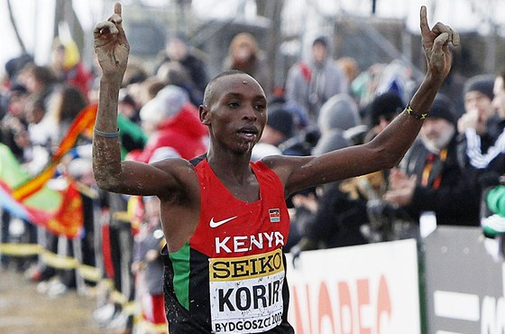 VÍTZ. Devatenáctiletý Japhet Kipyegon Korir z Keni probíhá cílem závodu mu