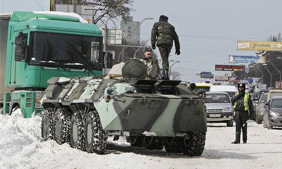 Kyjevské úady nasadily do boje se snhem i obrnná vozidla.