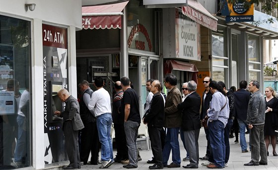 Obyvatelé Kypru si vybírají povolené množství peněz, před bankomaty se tvoří