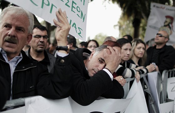 Protestující zamstnanci kyperské Laiki Bank.