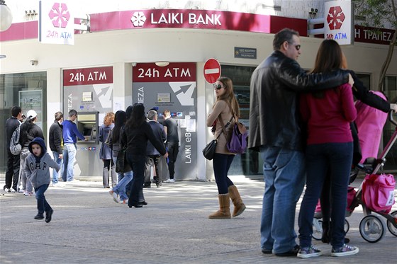 U kyperských bankomat se tvoí hlouky lidí, kteí vybírají své úspory. Výbry...