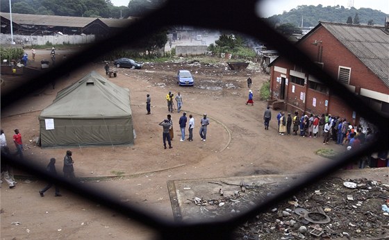 Zimbabwané v Harare ekají ped hlasovací místnosti bhem referenda o nové...