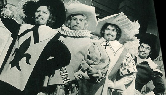 Jií Klepl (druhý zprava) v pedstavení Ti muketýi. Foto: archiv VDP