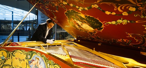 Pozlacené klavírní kídlo bylo vyrobeno podle nástroje, který v 19. století