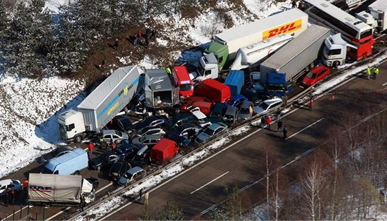 V hustém snení havarovalo na D1 pesn 231 aut - Provoz na spojnici Prahy a Brna se zastavil v obou smrech. Mnoho lidí zstalo na dálnici uvznno v kolonách. (20. bezna 2008)