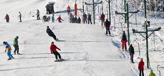 Skiareály v Kruných horách u netrpliv ekají na mrazy, aby mohly zasnovat. Ilustraní snímek