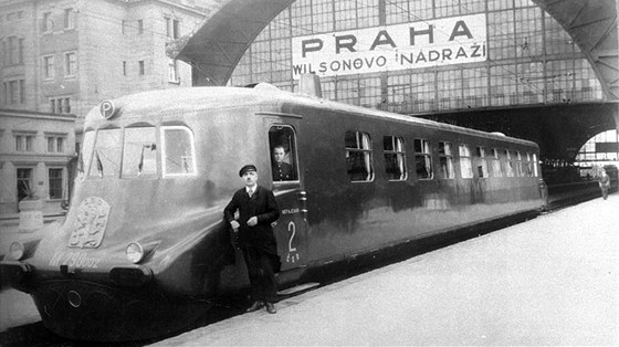 Josef Sousedík před slavným vlakem Slovenská strela, do něhož vynalezl unikátní motor.