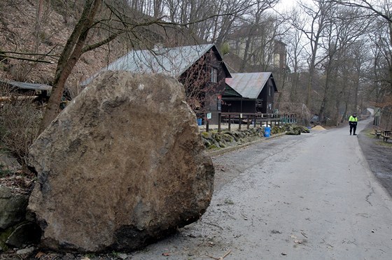 Jeden z balvan, které spadly na cestu u Lunice, byl vyí ne dva metry. 