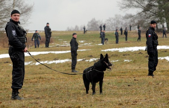 Tém 200 policist hledalo ve tvrtek v okolí obce Matná Alee Nováka, který