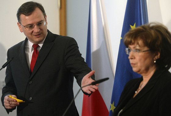Premiér Petr Neas ekl po jednání s ministryní Ludmilou Müllerovou, e to nejmén patné eení je úpln odstoupit od sKaret.