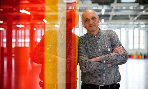 Architekt a herec David Vávra v nové hradecké knihovn�, kterou navrhl.