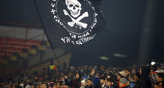 Srbtí fanouci bhem kvalifikaního utkání v Novém Sadu proti Skotsku.