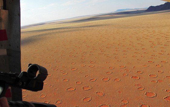 Namibijská polopoušť se specifickou "malbou" tvořenou čarodějnými kruhy. 
