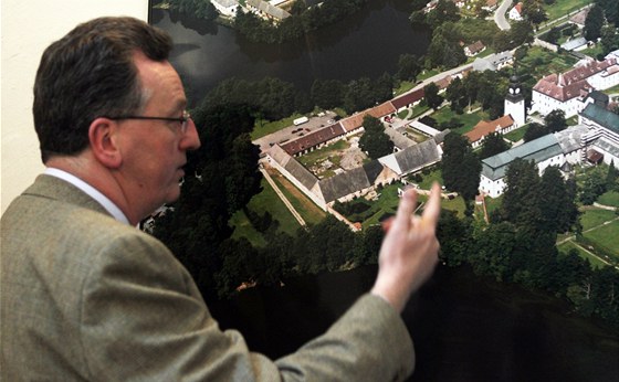 Constantin Kinský ukazuje na fotomapě svůj žďárský zámek z ptačí perspektivy.