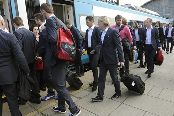 Fotbaloví reprezentanti nastupují do vlaku, který je z Prahy odveze do Olomouce.