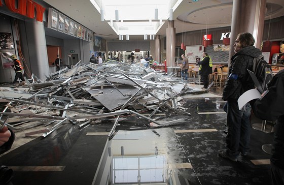 V nákupním centru Plaza se 28. bezna zítila ást sádrokartonového stropu.