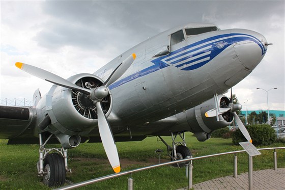 Letoun DC-3 "Dakota" v barvách SA na ruzyském letiti