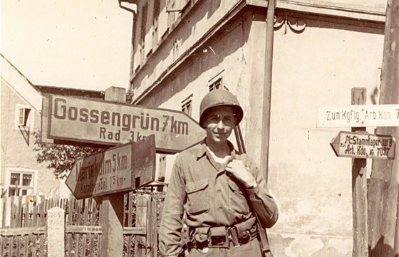 Americký voják na rozcestí v Bukovanech v kvtnu 1945.