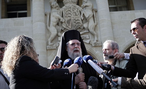 Kyperský arcibiskup Chrysostomos II. nabídl, e zastaví majetek církve, aby