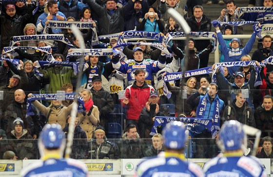 Fanouci hokejové Komety Brno dkují po poslední zápase sezony svým oblíbencm.