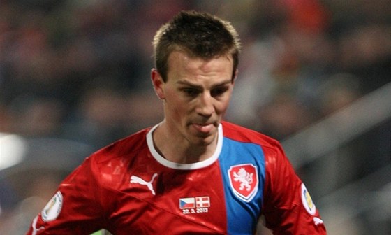 eský fotbalový reprezentant Vladimír Darida bhem duelu s Dánskem.