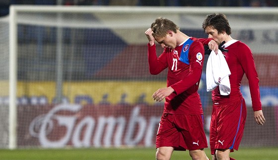 Čeští reprezentanti Bořek Dočkal (vlevo) a Tomáš Rosický po prohře s Dánskem.
